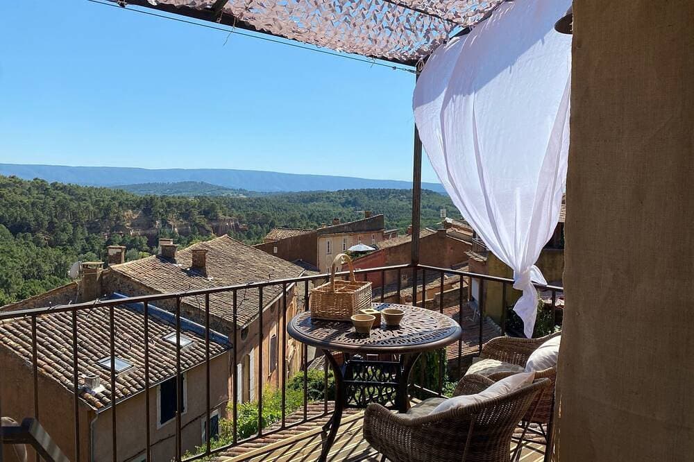 A balcony overlooking the magnificent ochre cliffs of Roussillon 1