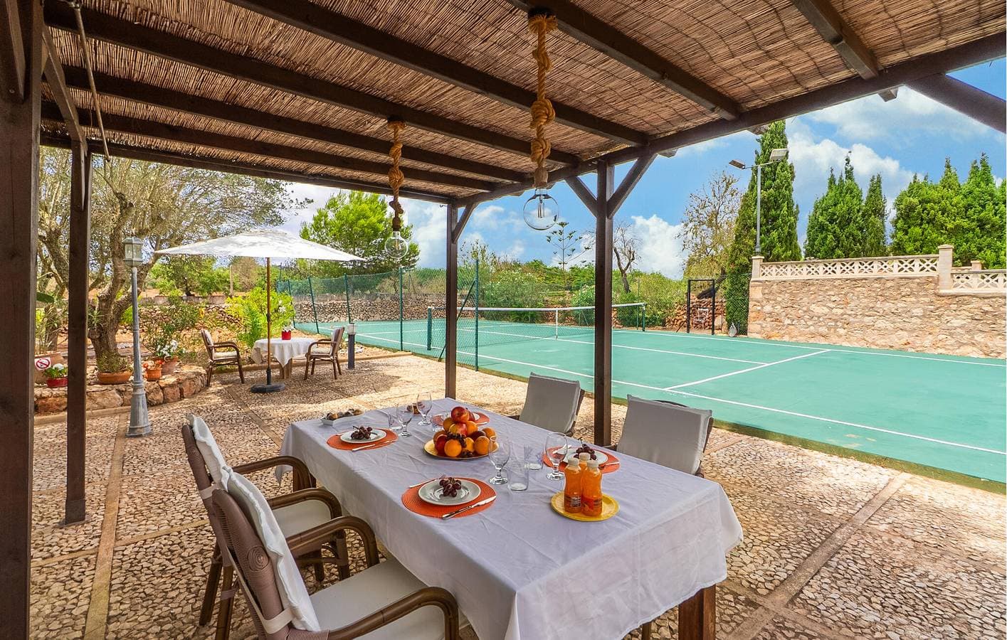 Foto 6 von 48: Sonnenterrasse am Pool mit Küche und Grill