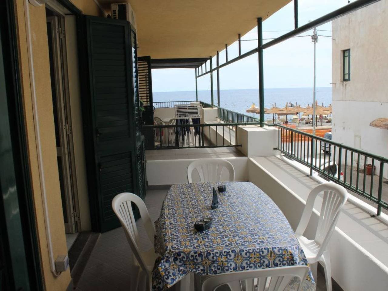 Charmantes Apartment mit Terrasse nahe Strand & Nachtleben 1