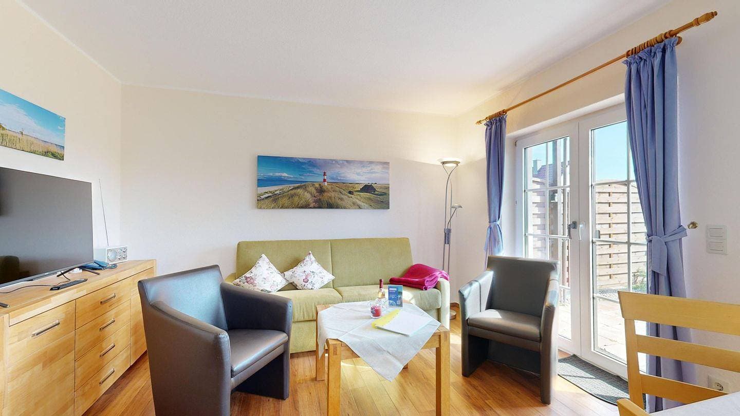 Foto 8 von 23: Traumhaftes Reetdachhaus in ruhiger Lage, Terrasse und mit großem Garten