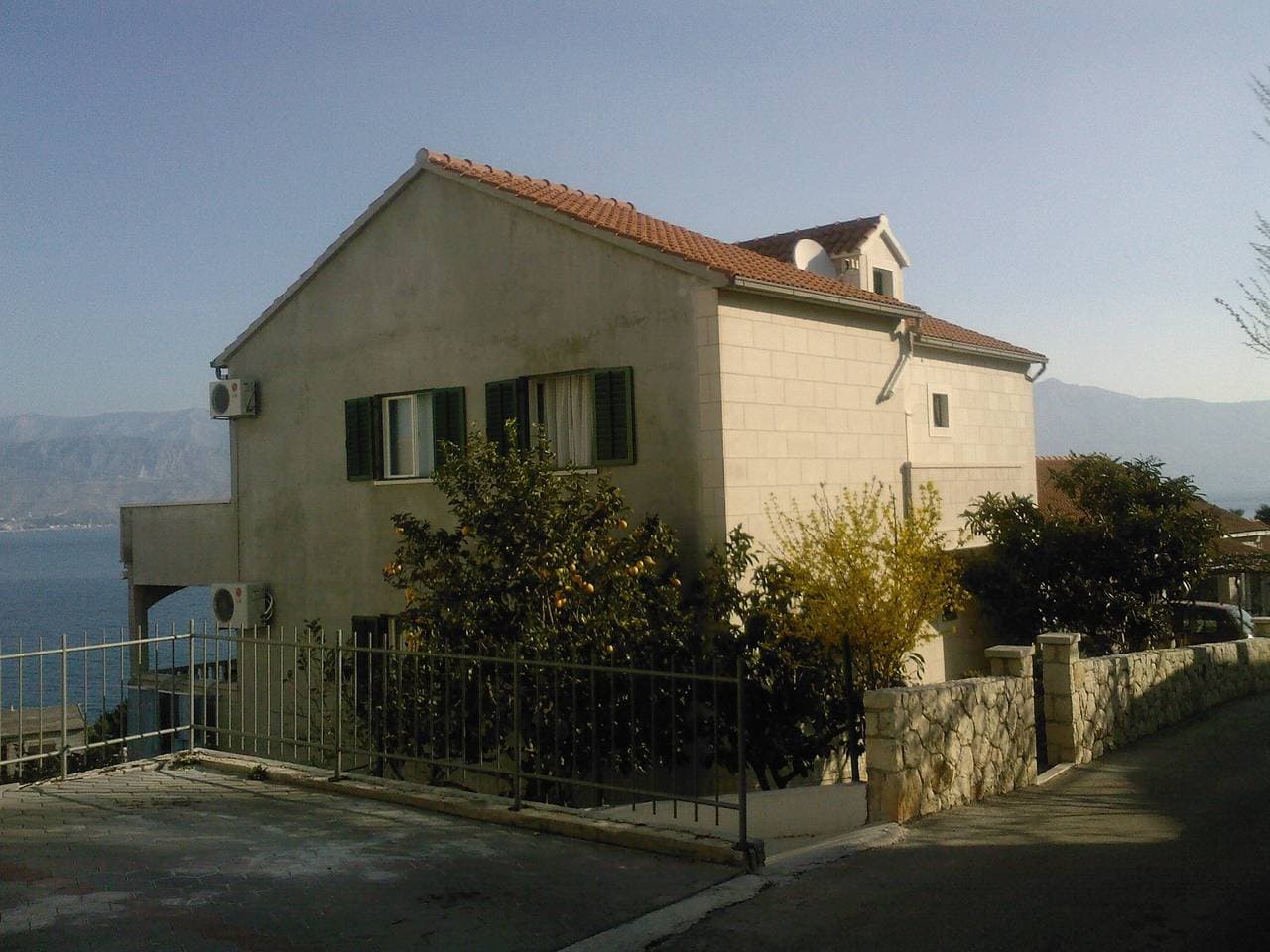 Foto 2 von 36: 1-Zimmer-Ferienwohnung mit Terrasse und Meerblick Postira (Brac) -a