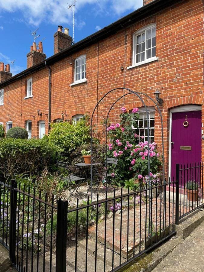 Historic Cottage in Heart of Farnham nr the Castle 1