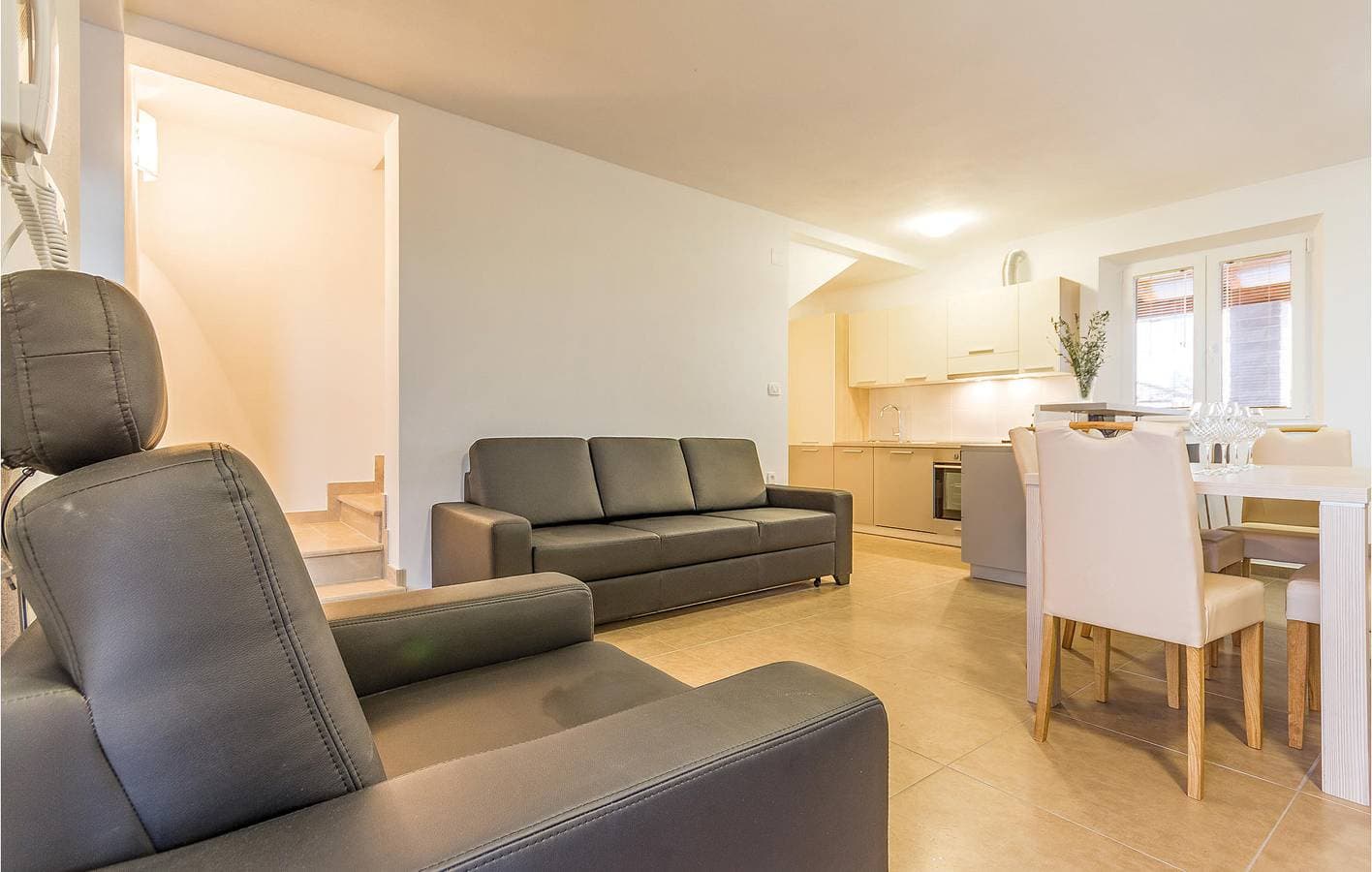 Foto 10 von 35: Modernes Apartment mit 2 Schlafzimmern, Pool und WLAN in der Nähe von Manjadvorci