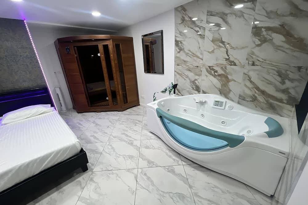 Foto 5 von 13: Maison Appartement Triplex Avec Jacuzzi et Sauna
