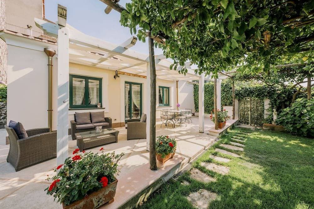 Villa in historic center with large garden, parking, air conditioning and WiFi 1