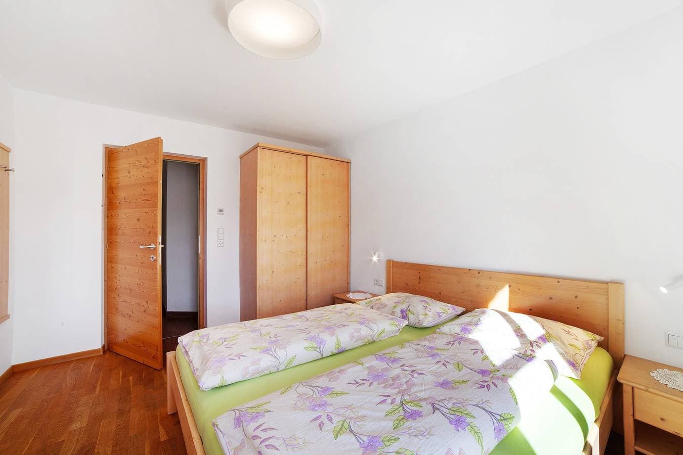 Foto 13 von 27: Ferienwohnung 'Ausergrubhof Wohnung Naturns' mit Bergblick, Gemeinschaftsgarten und WLAN
