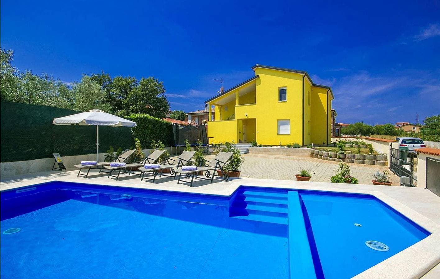 Gemütliche 2-Zimmer-Wohnung mit Pool und Terrasse in der Nähe des Stadtzentrums 1