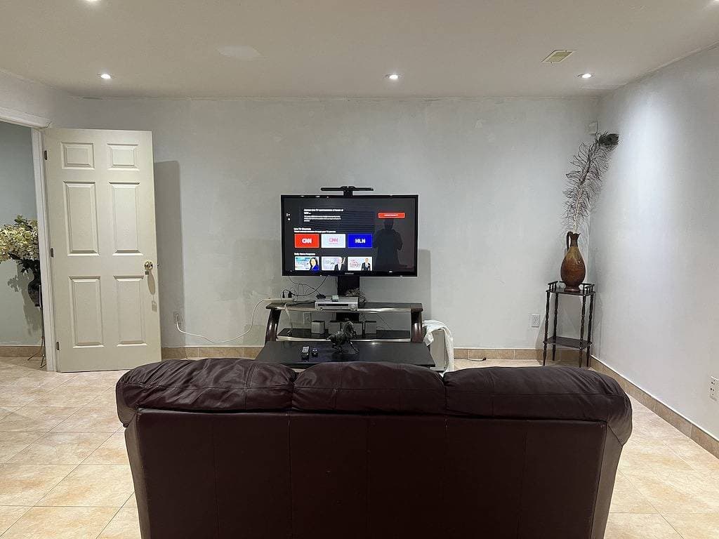 Foto 11 von 12: Spacious Basement in Montreal