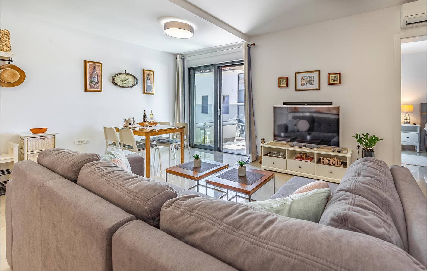 Foto 8 von 39: Gemütliche 62 m² große Ferienwohnung mit Meerblick, Pool, Strand in der Nähe und Parkplatz