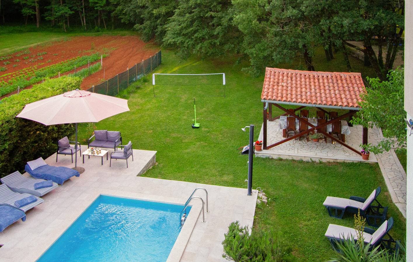 Foto 12 von 39: Geräumige 2-Zimmer-Wohnung mit Pool, WLAN, Klimaanlage und Parkplatz – Ihr idealer Rückzugsort!
