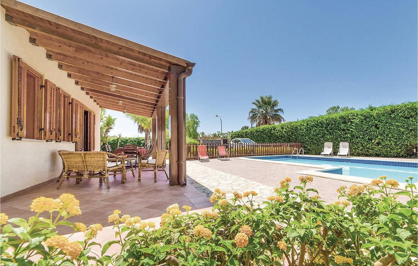 Foto 8 von 25: Rückzugsort am Pool mit Terrasse: 400m zum Strand