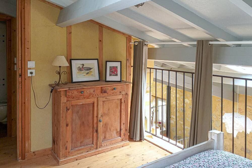 Foto 4 von 30: Atemberaubendes Haus in Gras mit privatem Swimmingpool, der sowohl drinnen als.