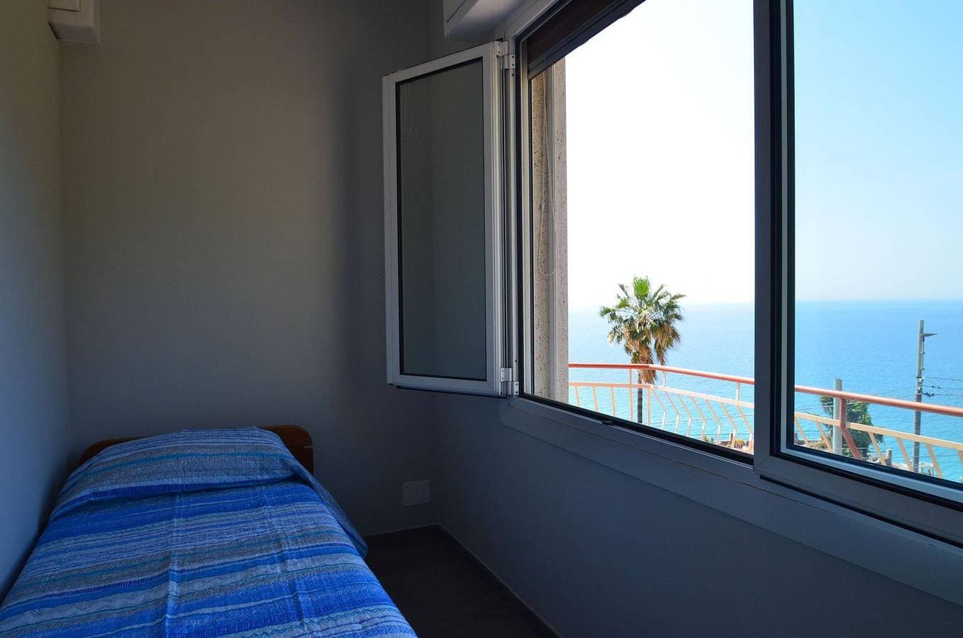 Foto 10 von 23: Neurenovierte Ferienwohnung direkt am Strand mit atemberaubendem Meerblick