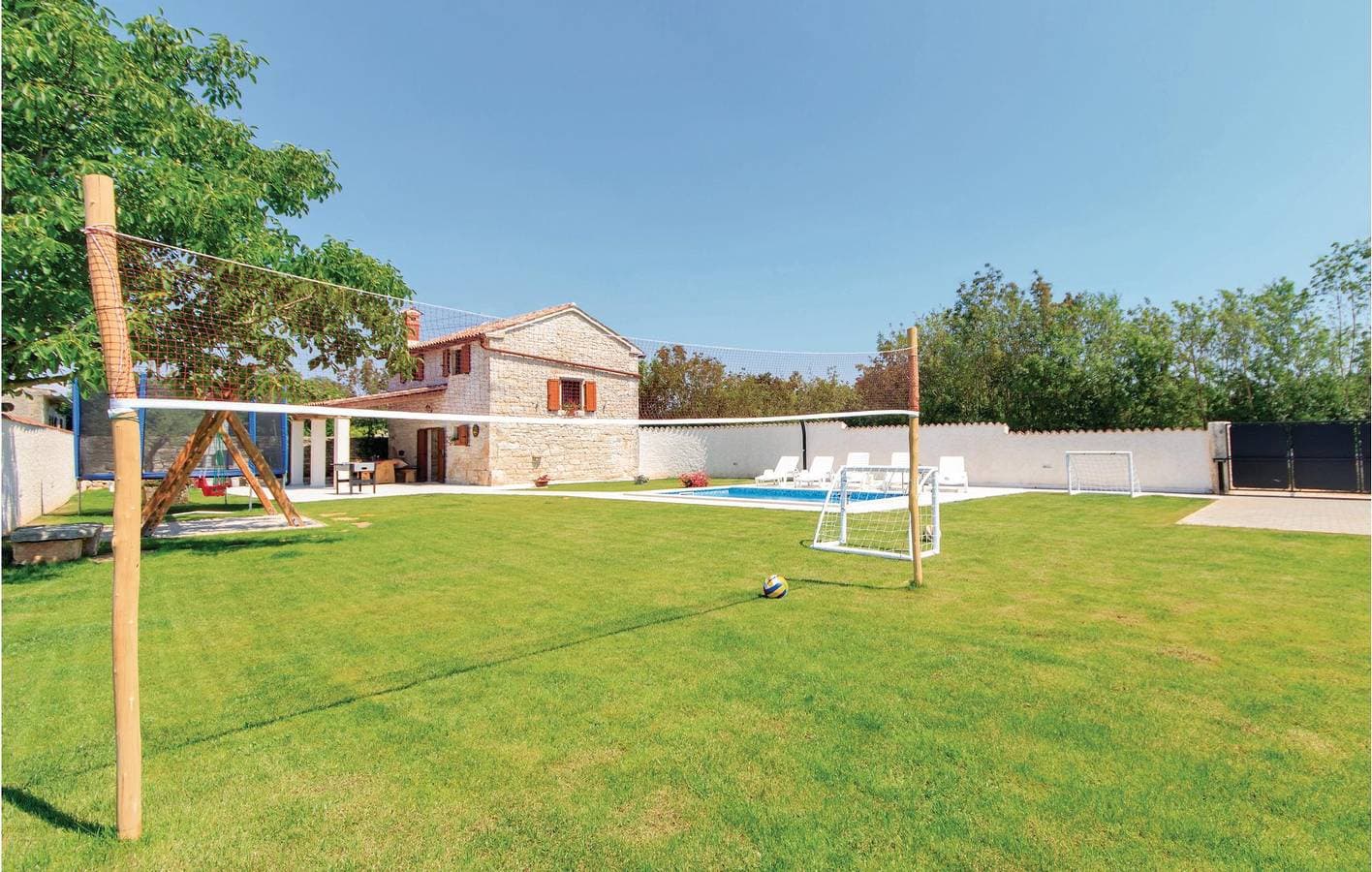 Foto 5 von 43: Charmante Ferienwohnung mit Terrasse und Pool in der Nähe des Stadtzentrums von Manjadvorci