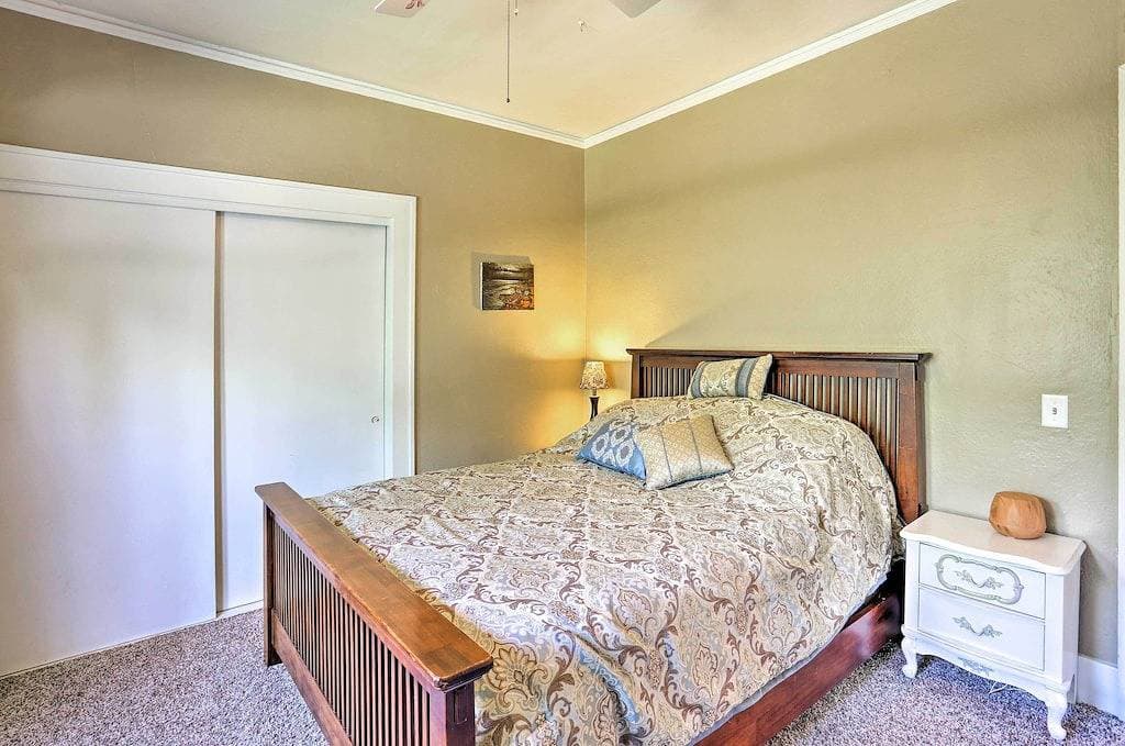 Foto 3 von 41: Neu! Custer Home mit Deck & Veranda - Walk Downtown!