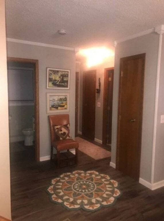 Foto 6 von 14: Full House on secluded road, 4 bed 2 bath, fully furnished basement w/bar + beds