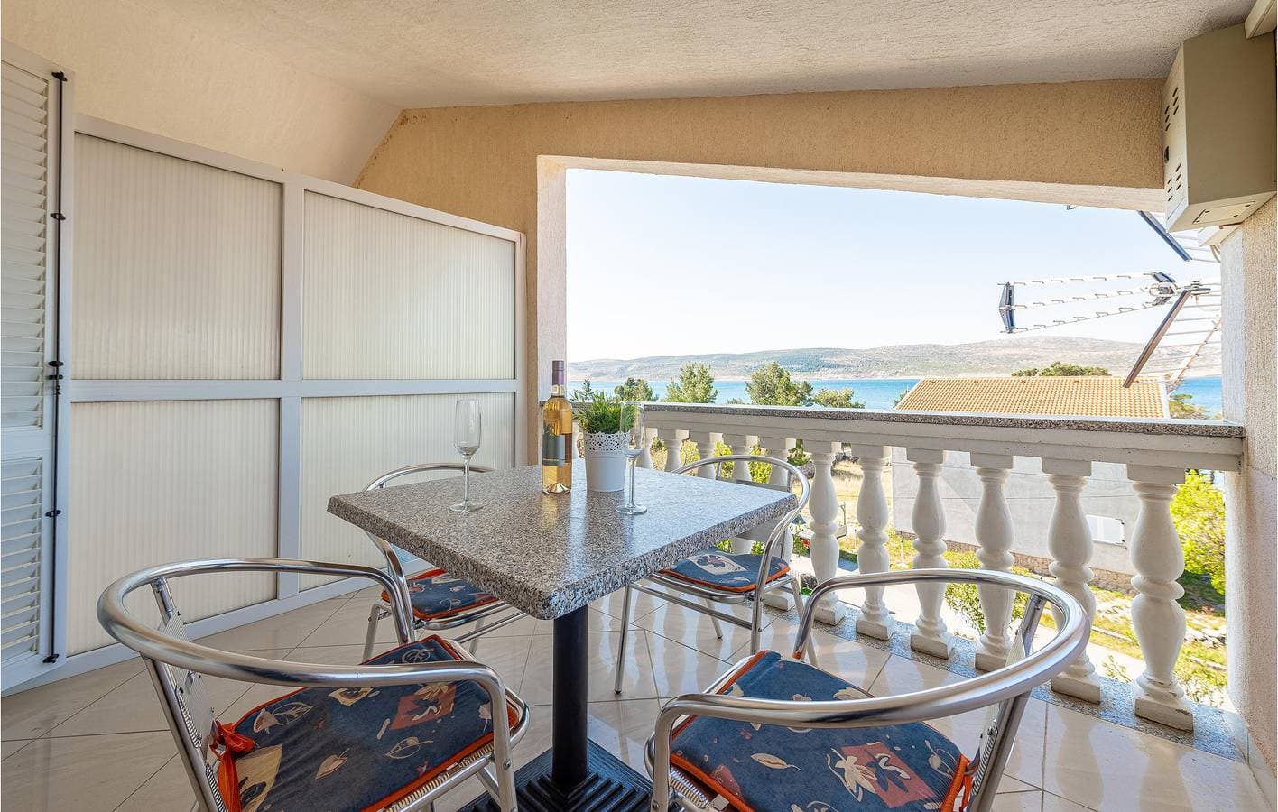 Foto 8 von 23: Apartment mit Meerblick, Terrasse, Küche und WLAN – 1 km zum Strand