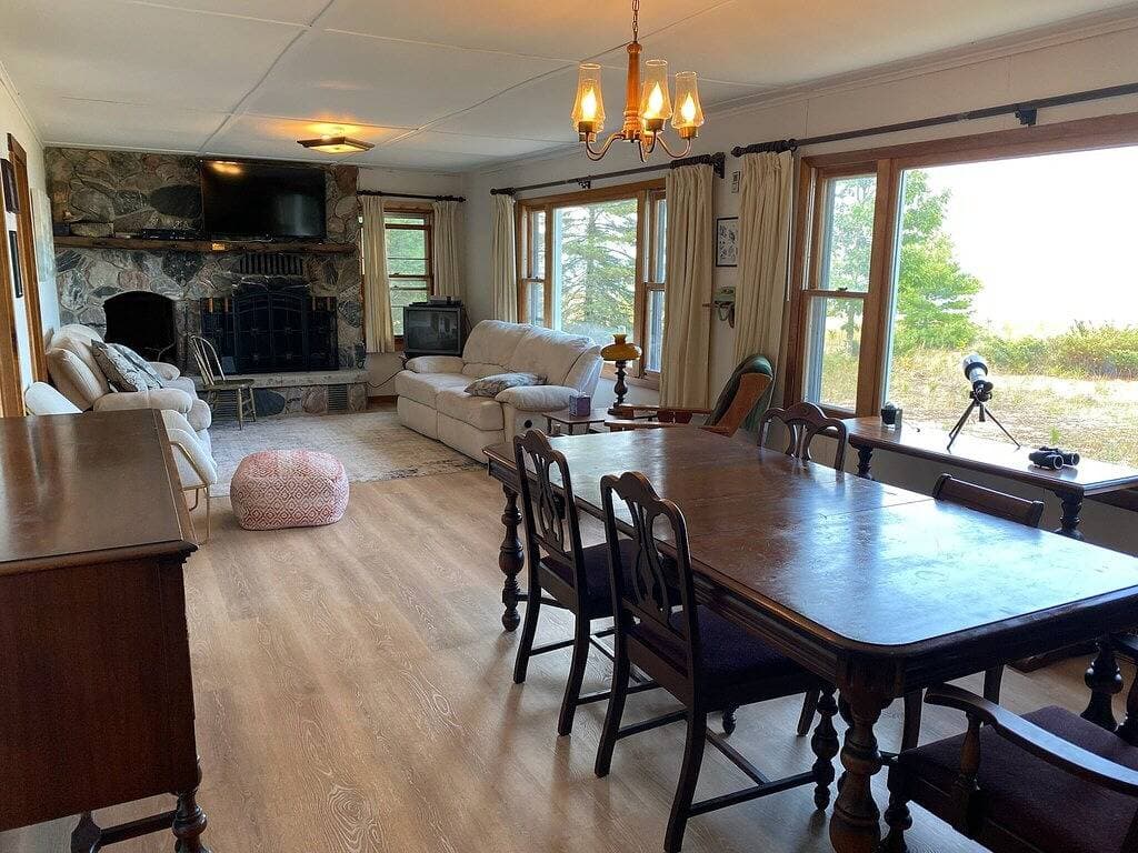Foto 3 von 20: Lakefront Cottage on Soft Sand