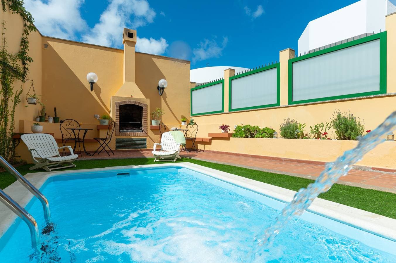 Foto 2 von 55: The Yellow House - Solarium - Climatized Pool