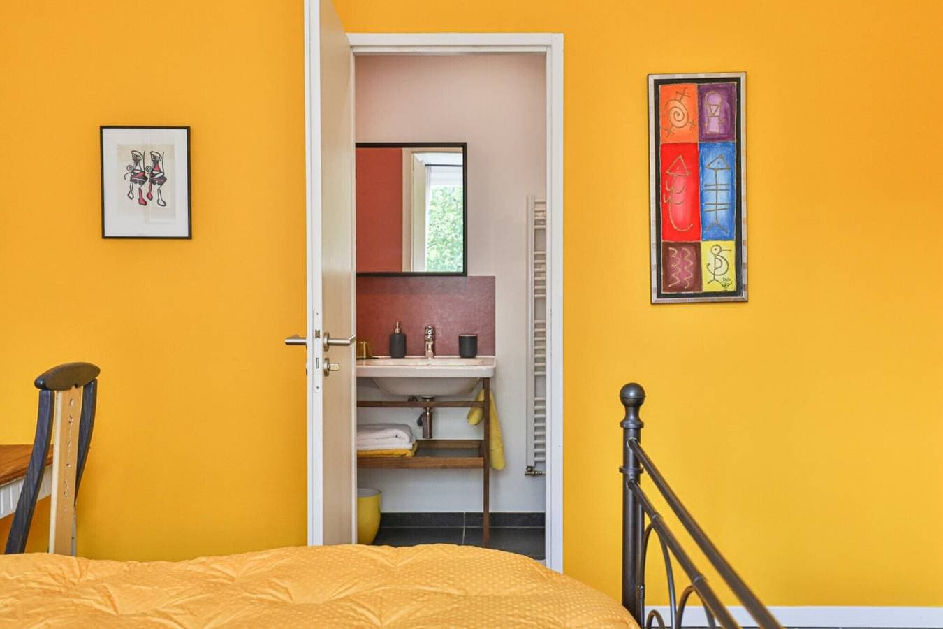 Foto 5 von 13: Gästezimmer 'Txori Etxea – Gelbes Zimmer' mit Pool und Frühstück
