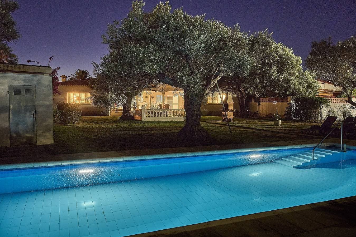 Foto 4 von 44: Villa in direkter Strandnähe ,mit privatem beleuchtetem Pool, Garten, 2Terrassen, Grill und WLAN