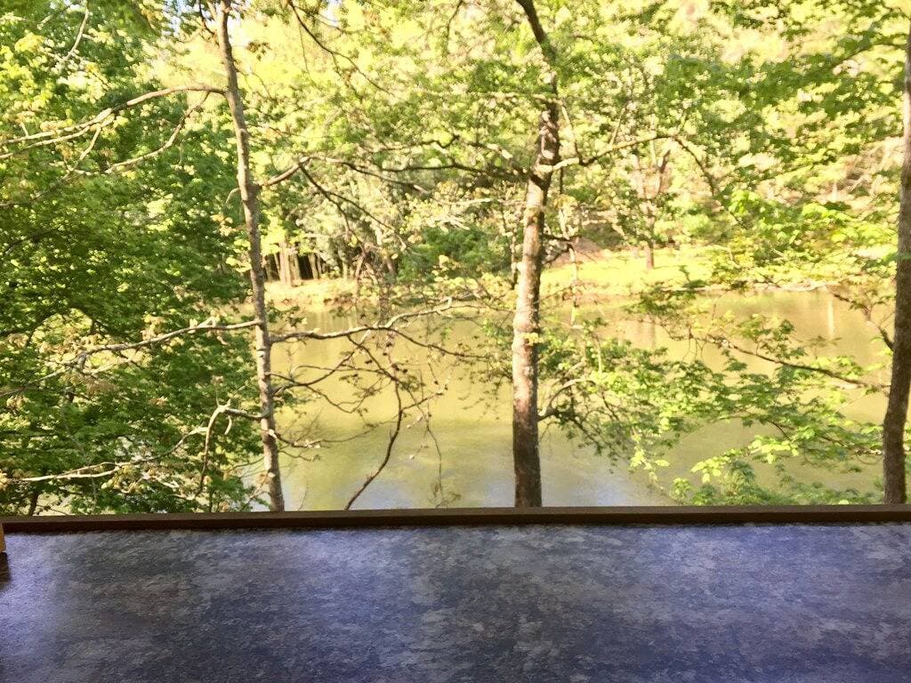 Foto 11 von 16: Charming Waterfront Cabin Auf dem Oconaluftee River nennen wir \"The Love Nest\".