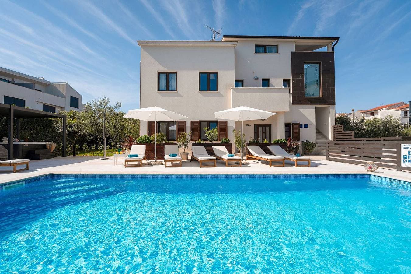 Foto 3 von 30: Strandnahes Apartment mit Jacuzzi, Meerblick, Pool, privatem Balkon, nur 100 Meter zum Strand