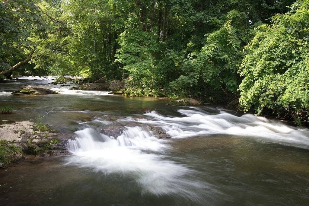 Foto 10 von 20: Direkt neben dem Bach - Wasserfall - in Veranda - Whirlpool abgeschirmt