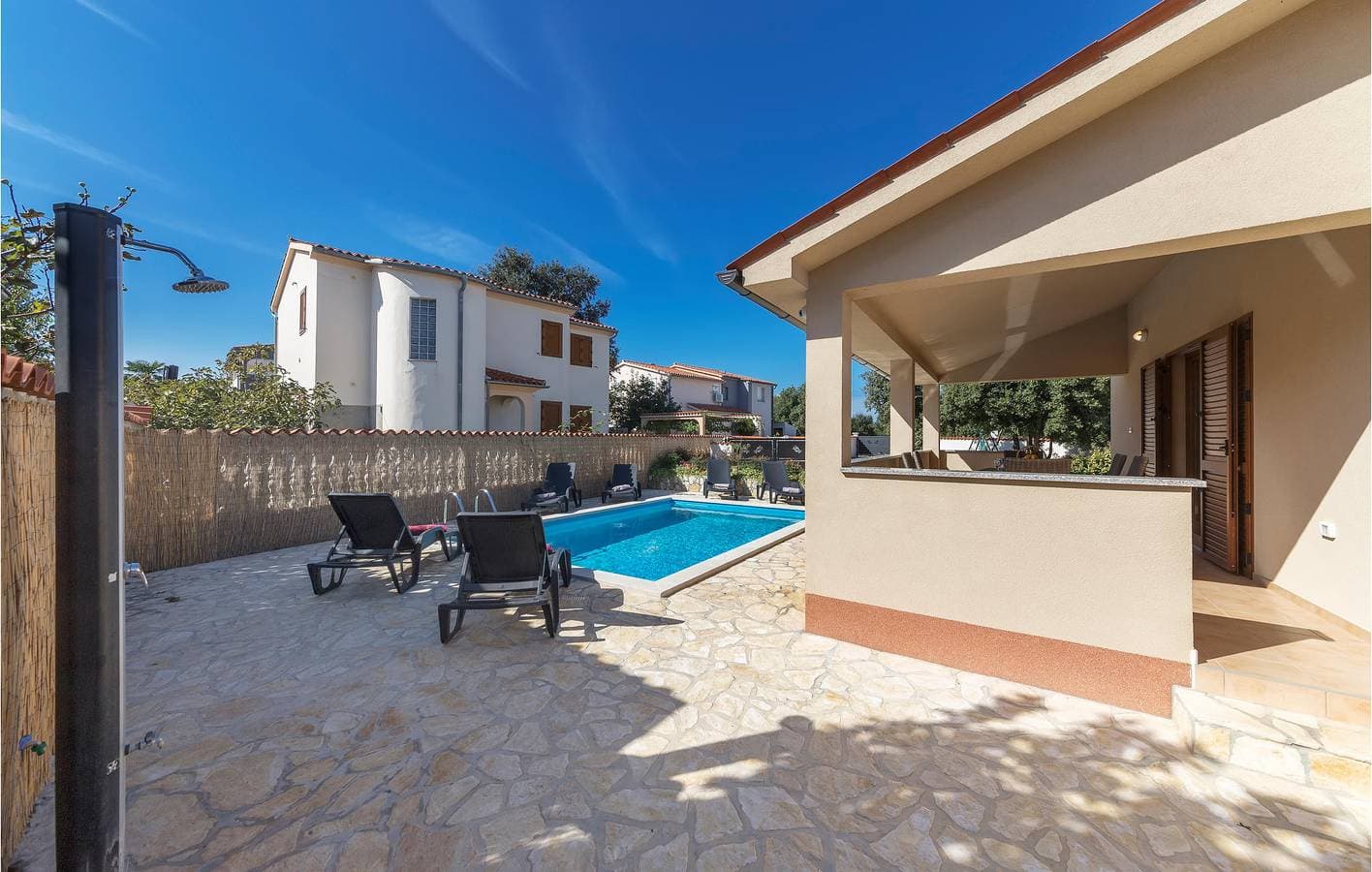 Foto 11 von 42: Geräumige Ferienwohnung mit Pool, Terrasse und WLAN – 1 km vom FKK-Strand entfernt