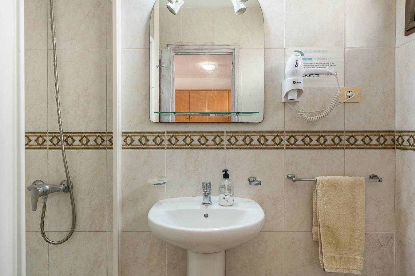 Foto 8 von 22: „Apartamento Cumana 2 – Poolblick“ mit Bergblick, Terrasse, Gemeinschaftspool und WLAN