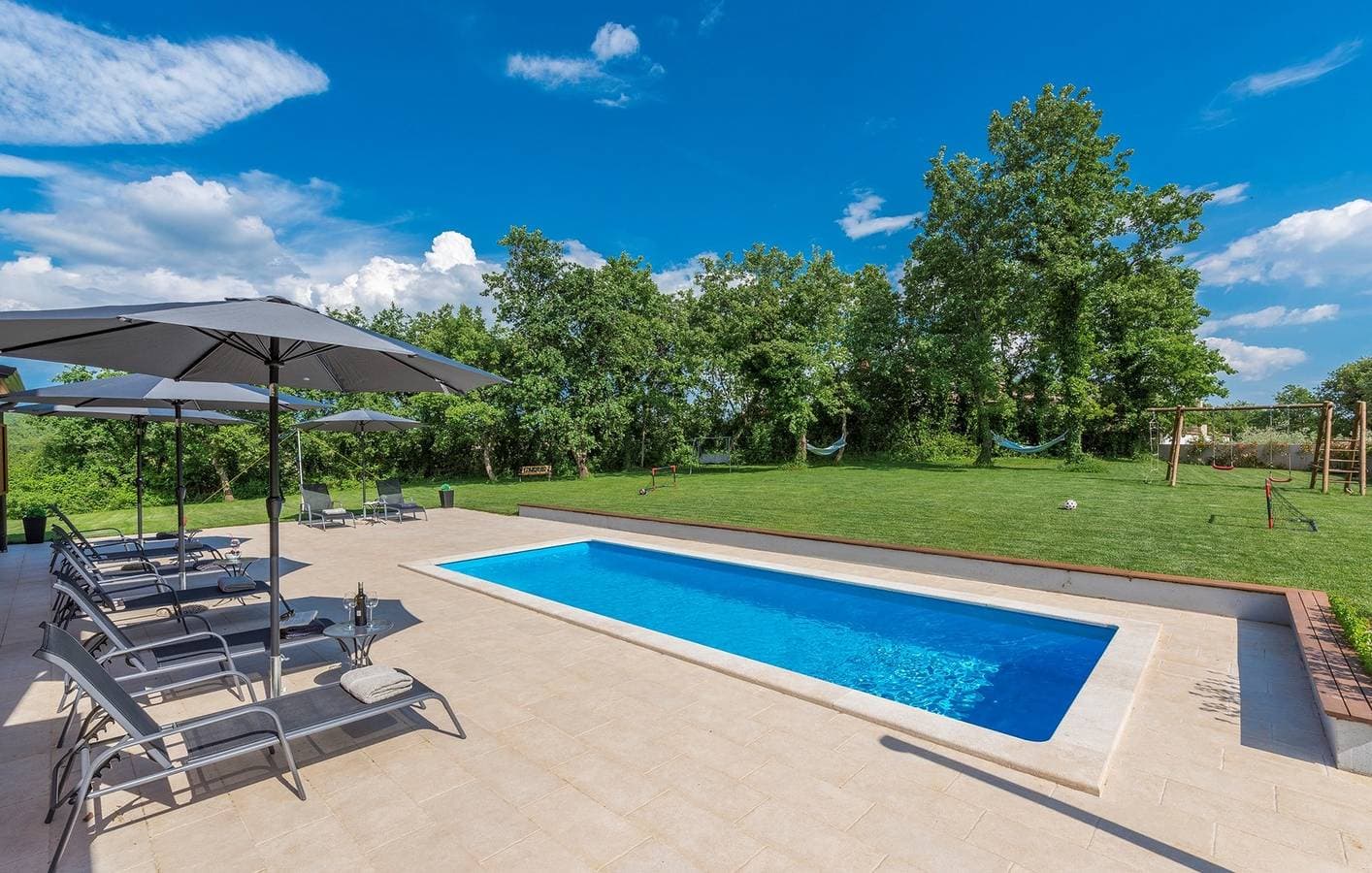 Foto 3 von 50: Große Familienvilla mit privatem Pool
