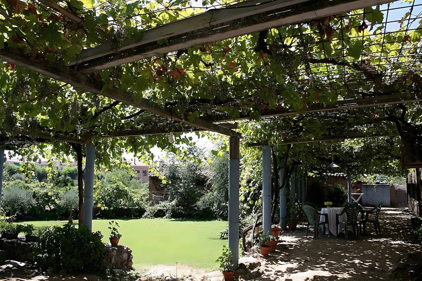 Foto 2 von 36: Casa Rural Lunacandeleda: Bergblick, private Terrasse und exklusiver Garten