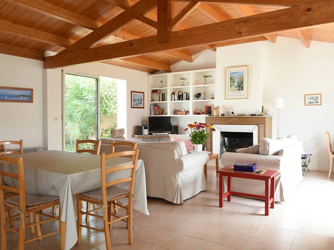Foto 6 von 17: Charmante Maison avec Terrasse Ombragée, Proche Port, Wi-Fi Gratis, Cheminée, Stationnement à Proximité