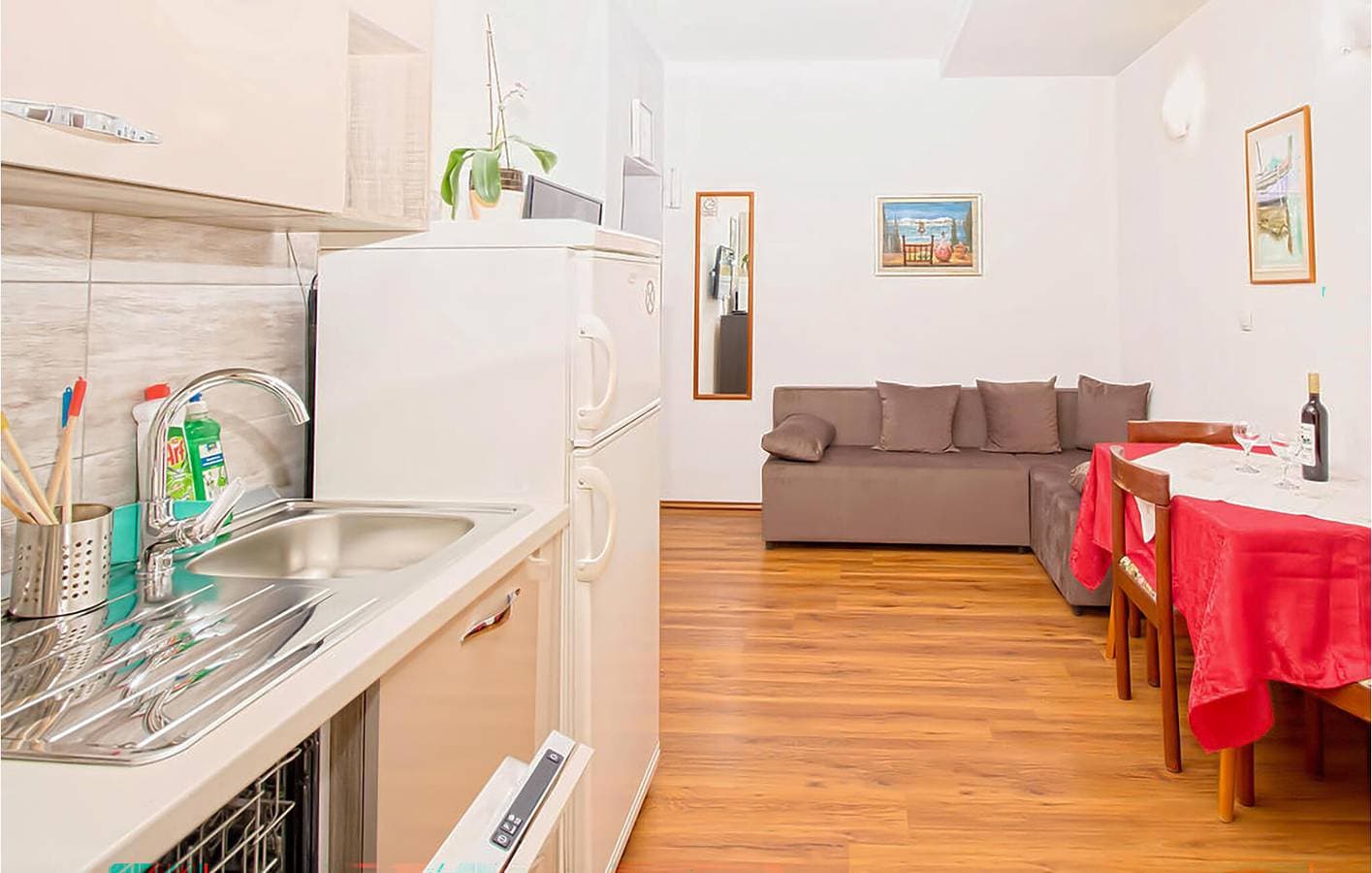 Foto 3 von 15: Gemütliche 73 m² große Wohnung mit Meerblick, Terrasse und Parkplatz, 200 m vom Strand entfernt