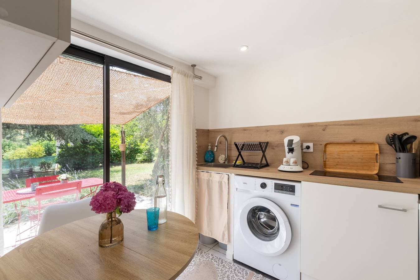 Foto 6 von 24: Ferienwohnung 'T1 Ardeche Vesseaux' mit Bergblick, Gemeinschaftsgarten und WLAN