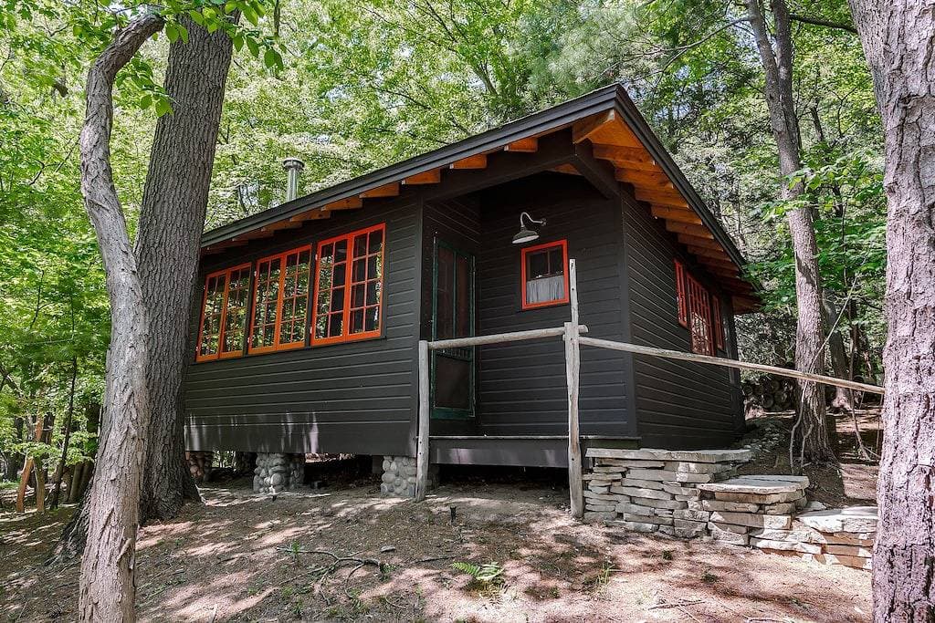 Foto 4 von 16: Treetop Studio on the Dune / Outdoor Shower + Hot Tub / Glamping