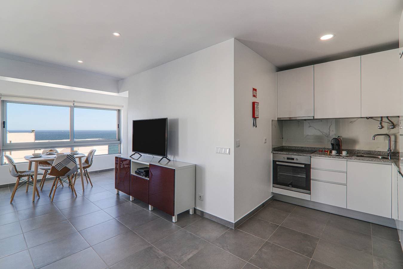 Foto 9 von 22: Ferienwohnung Torre Invicta 6ºC – Meerblick, Pool, Klimaanlage, WLAN & Balkon