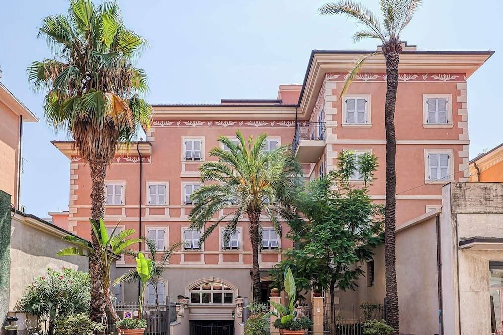 Palm House apartment in elegant, central setting, a few steps from the sea. 1
