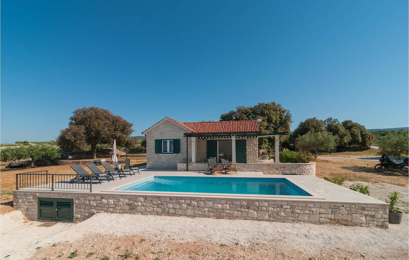 Foto 5 von 50: Gemütlich, nur 1,5 km vom Strand entfernt: Pool, WLAN, Terrasse und Parkplatz inklusive!