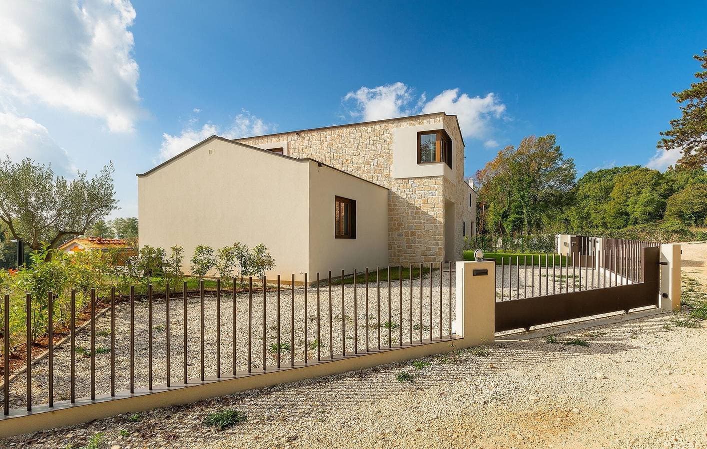 Foto 3 von 43: Gemütliche 2-Zimmer-Wohnung mit Pool, WLAN und Terrasse, 2,5 km vom Zentrum von Anzici entfernt