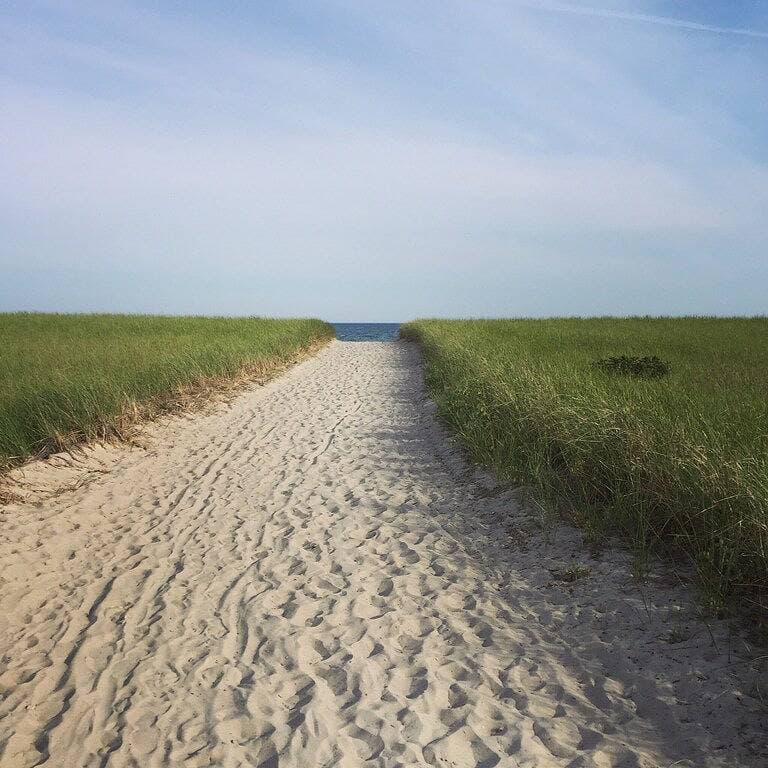 Foto 2 von 14: Charming Pine Point Oob Beach Cottage Kleines Haus, nur wenige Schritte vom Strand entfernt