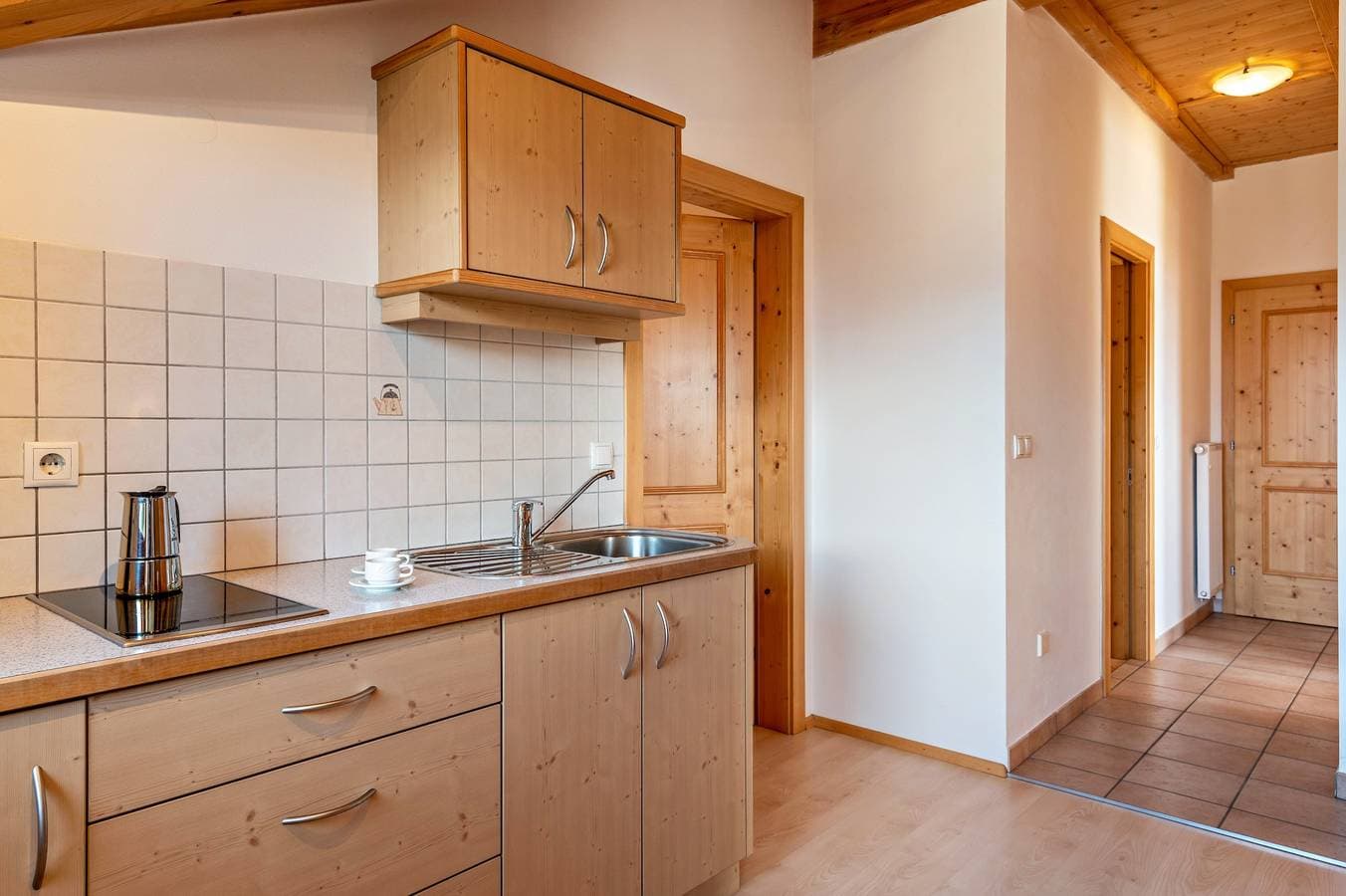Foto 12 von 29: Ferienwohnung 'Haus Alpenblick Apt Edelweiß' mit Bergblick, Gemeinschaftsgarten und WLAN