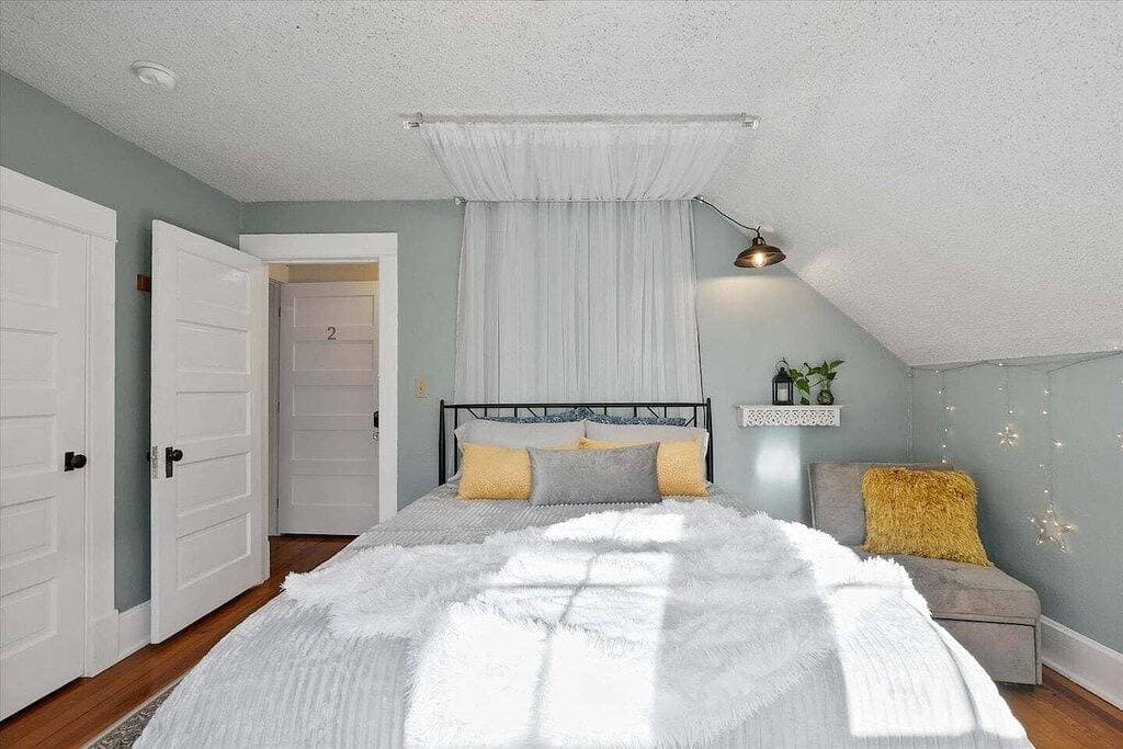 Billiken Inn, Private Loft 2nd floor Loft in 2 Story Victorian 1