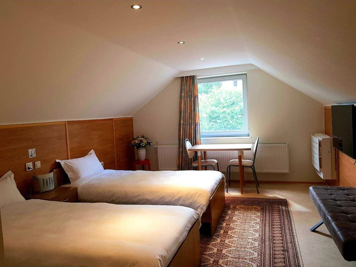 Foto 4 von 10: Double Room with Private Bathroom