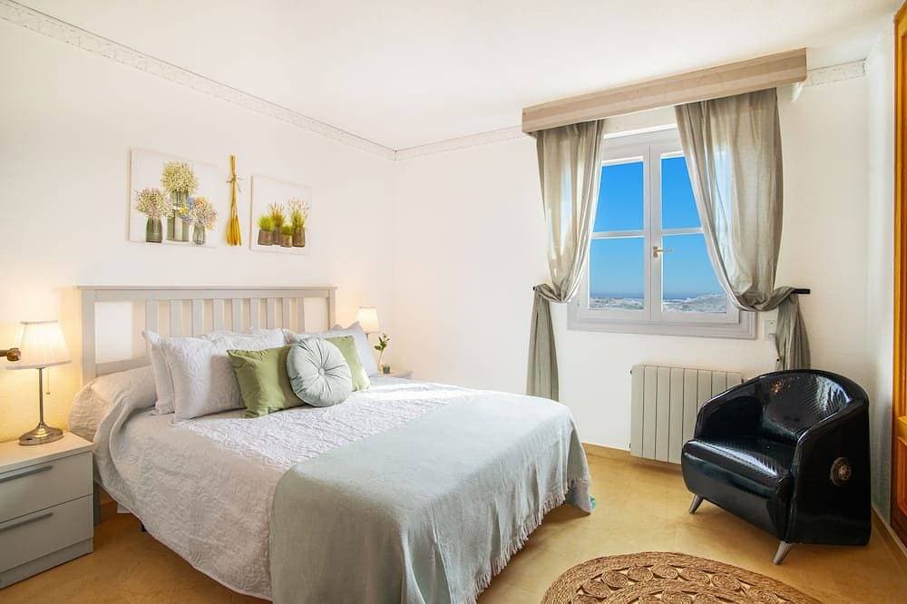 Foto 5 von 30: 6 Bedroom Luxury Villa ,6 seater Jacuzzi & heated pool . 18 guests max