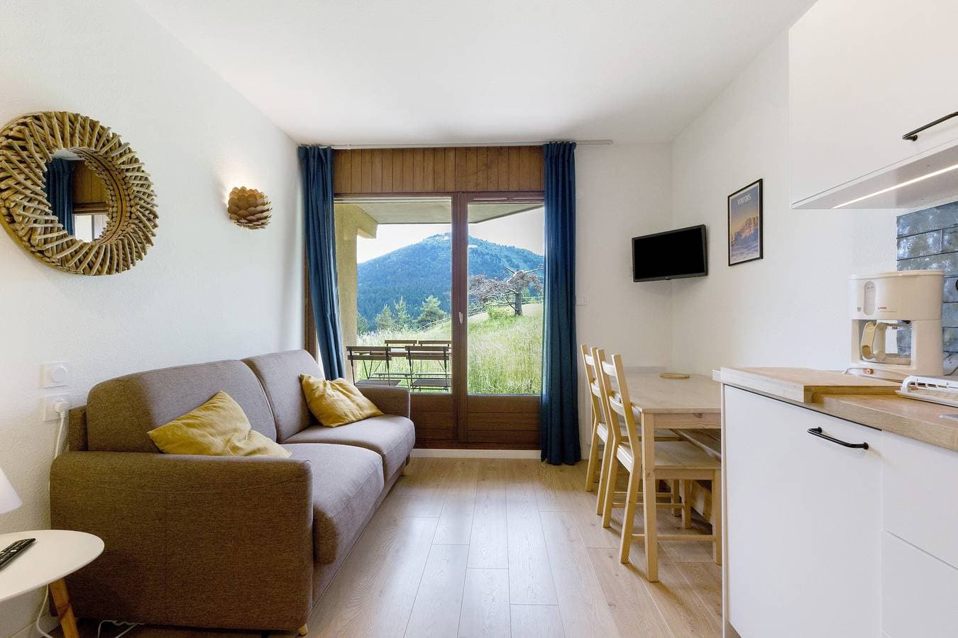 Foto 2 von 24: Ferienhaus 'Les Cimes - Blick auf Grand Veymont' mit Bergblick und privater Terrasse