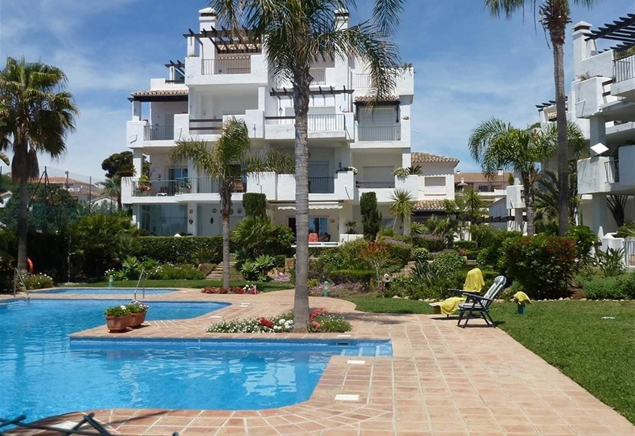 Foto 3 von 18: Frontline Beach Apartment mit Meerblick, Pool, WLAN, Klimaanlage, Terrasse und Garten