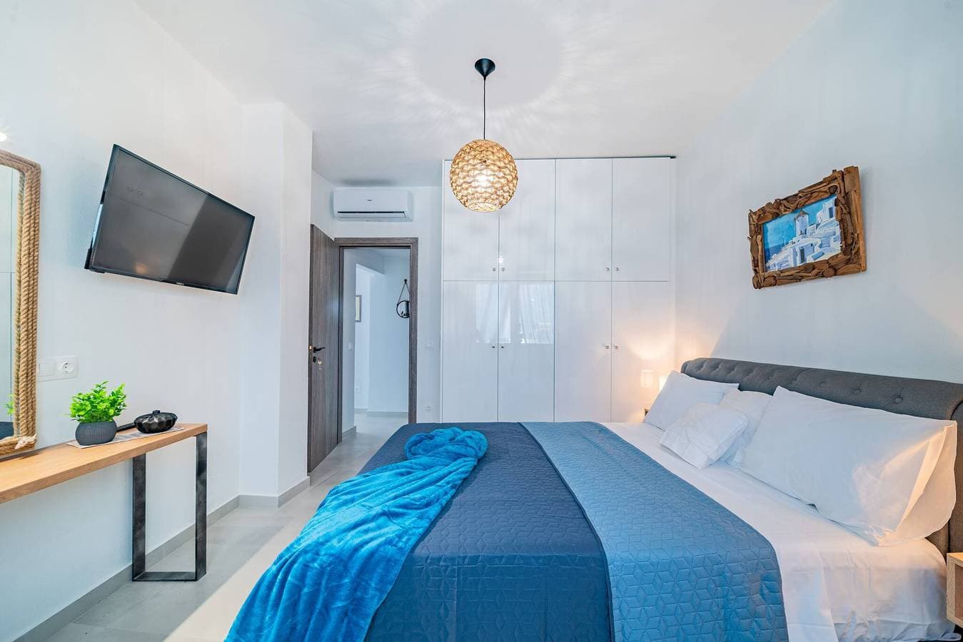Foto 2 von 18: Napoleon Navy Suite 1bd 1ba