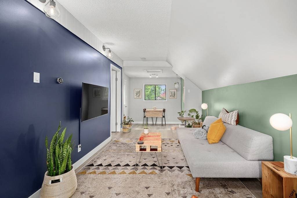 Foto 6 von 22: Scarlet Manor | Mid Century Zen Suite. 1 Br. Near Dt, C-train.