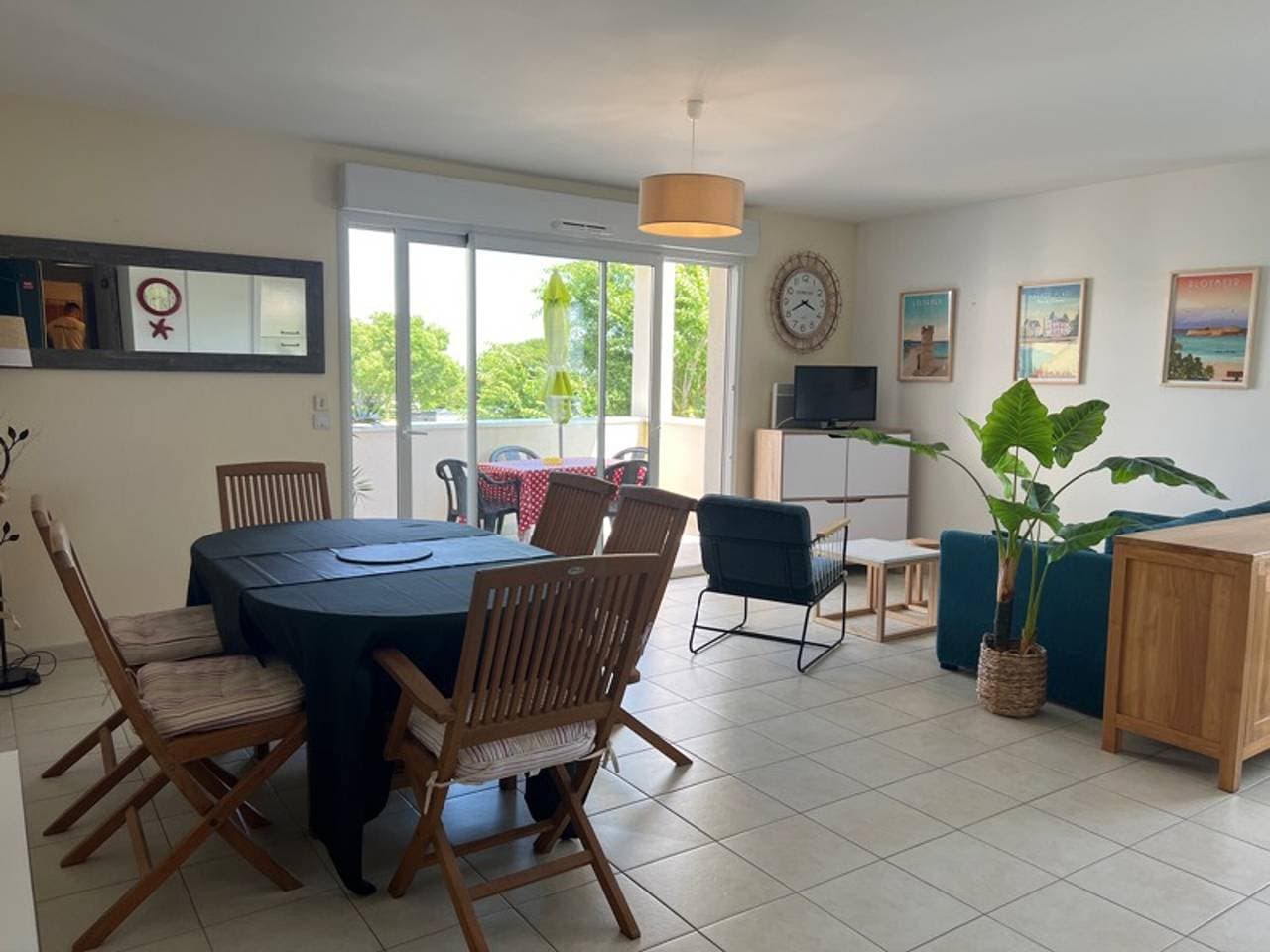 Foto 3 von 32: Moderne 3-Zimmer-Wohnung mit Balkon, Aufzug, nahe Stränden und Geschäften, Parkplatz inklusive